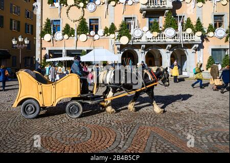 Francia, alta Savoia (74), Megève, carrozza turistica di fronte al municipio Foto Stock