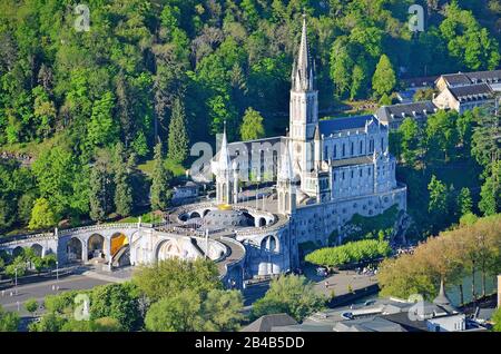 Francia, Hautes Pyrenees, Lourdes, Santuario Di Nostra Signora di Lourdes, Basilica dell'Immacolata Concezione e Basilica del Rosario (veduta aerea) Foto Stock