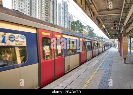 Hong KONG, CINA - CIRCA GENNAIO 2019: Un treno MTR su Sha Tin. La Stazione ferroviaria di Sha Tin e' una stazione sulla East Rail Line della Mass Trani di Hong Kong Foto Stock