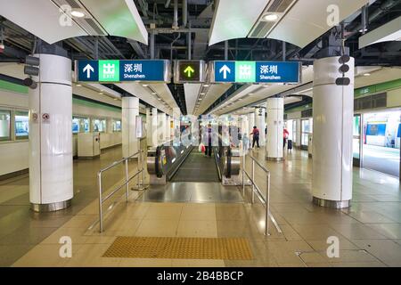 Hong KONG, CINA - CIRCA GENNAIO, 2019: Ripresa interna della stazione di transito rapido lo Wu MTR. Lo Wu è il capolinea settentrionale della East Rail Line di Hong Foto Stock