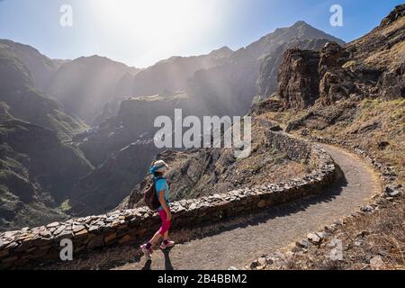 Capo Verde, isola di Santo Antao, escursione sul sentiero costiero da Ponta do Sol a Cruzinha da Garça, villaggio di Fontainhas sullo sfondo Foto Stock