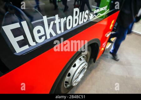 Essen, Renania Settentrionale-Vestfalia, Germania - Bus elettrico, stand espositivo alla fiera dell'energia e dell'acqua del mondo. Essen, Nordrhein-Westfalen, Deutschl Foto Stock