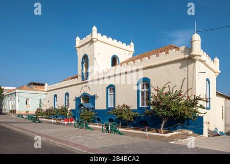 Capo Verde, isola di Santiago, Praia, capitale di Capo Verde, Plateau (o Platone) quartiere, caserma di Jaime Mota, edificio storico costruito nel 1826 Foto Stock