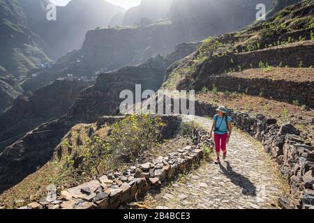 Capo Verde, isola di Santo Antao, escursione sul sentiero costiero da Ponta do Sol a Cruzinha da Garça, villaggio di Fontainhas sullo sfondo Foto Stock