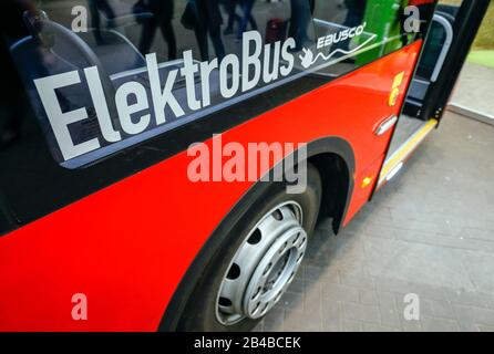 Essen, Renania Settentrionale-Vestfalia, Germania - Bus elettrico, stand espositivo alla fiera dell'energia e dell'acqua del mondo. Essen, Nordrhein-Westfalen, Deutschl Foto Stock