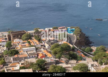 Capo Verde, isola di Santiago, Cidade Velha, il primo insediamento europeo nei tropici fondata nel 1462, un sito Patrimonio Mondiale dell'UNESCO, vista della città dal Forte reale di Sao Filipe Foto Stock