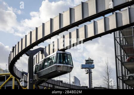 Duesseldorf, Renania Settentrionale-Vestfalia, Germania - lo SkyTrain, la funivia all'Aeroporto di Duesseldorf. Duesseldorf, Nordrhein-Westfalen, Germania - Der Foto Stock