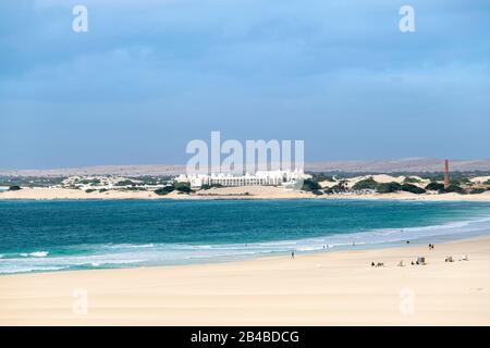 Capo Verde, l'isola di Boa Vista, la spiaggia di Chaves, il Riu Karamboa hotel di lusso sullo sfondo Foto Stock