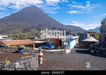 Capo Verde, isola di Fogo, Parco Naturale del Fogo, Cha das Caldeiras, il villaggio di Portela ricostruito sul flusso lavico dall'eruzione del 2014 e Pico do Fogo (alt : 2 829 m) Foto Stock