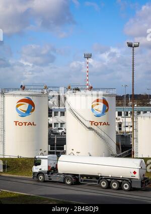 Duesseldorf, Renania Settentrionale-Vestfalia, Germania - totale, serbatoi di carburante per l'aviazione all'aeroporto di Duesseldorf. Duesseldorf, Nordrhein-Westfalen, Deutschlan Foto Stock