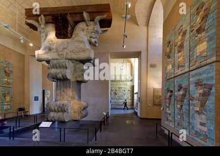 Francia, Parigi, zona dichiarata Patrimonio dell'Umanità dall'UNESCO, museo del Louvre, dipartimento delle antichità orientali, sala dell'impero persiano achemenide, palazzo di Dario i a Susa, capitale di una colonna del pubblico (Apadana) e fregio di arcieri in mattoni smaltati Foto Stock