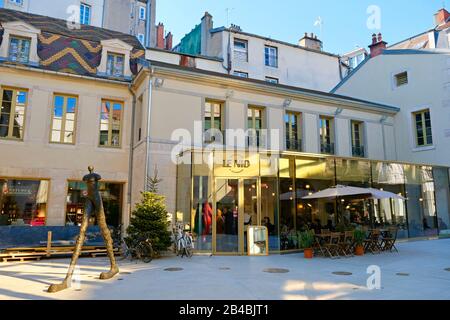 Francia, Côte d'Or (21), Digione, zona classée Patrimoine Mondial de l'UNESCO, galerie commerciale Cour Bareuzai dans l'ancien Hôtel des Godrans datant du XV siècle, statue de l'artiste Nathalie Decoster, la Trace du Temps e ristorante le Nid Foto Stock