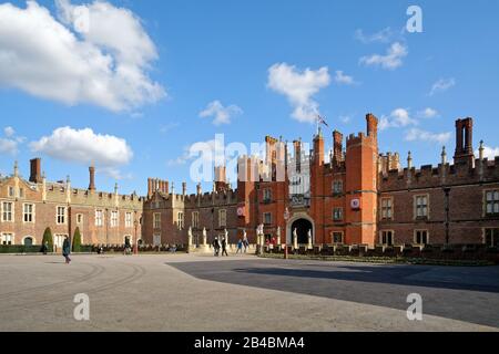 Esterno dell'entrata Ovest all'Hampton Court Palace London England UK Foto Stock