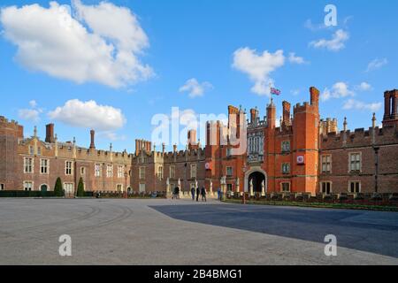 Esterno dell'entrata Ovest all'Hampton Court Palace London England UK Foto Stock