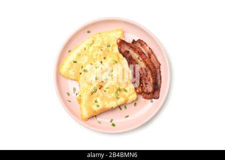 Piatto con omelette e pancetta isolato su sfondo bianco Foto Stock