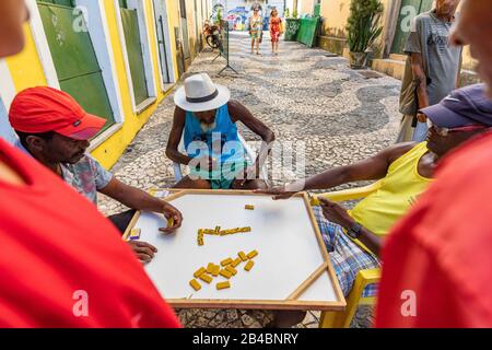 Brasile, stato di Bahia, Salvador de Bahia, in una strada, una festa all'aperto di domino Foto Stock