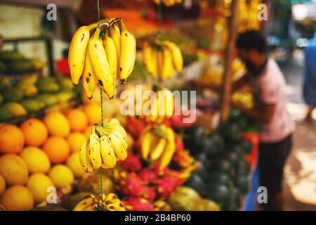 Donna uomo non identificata al suo negozio di frutta e verdura nel mercato principale della città, nel sud dell'India, in Asia. GOA, INDIA Foto Stock