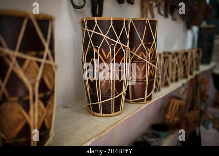 Negozio di strumenti musicali sulla spiaggia di Arambol. GOA, INDIA Foto Stock