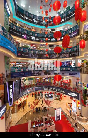 Malesia, territorio Federale di Kuala Lumpur, Kuala Lumpur, centro commerciale Low Yat Plaza, passaggi a piedi interni, decorazioni a lanterna rossa per Capodanno cinese Foto Stock