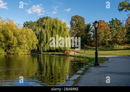 New York City - USA - 4 ottobre 2019: Colore di inizio autunno a Central Park North Foto Stock