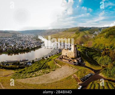 Bernkastel Burgruine Landshut Mosel fiume Germania, vecchio castello che si affaccia sul fiume Mosel Foto Stock
