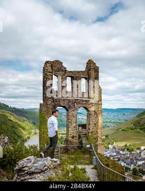 Bernkastel Burgruine Landshut Mosel fiume Germania, vecchio castello che si affaccia sul fiume Mosel Foto Stock