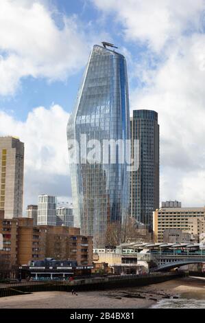 Uno Blackfriars, un grattacielo a uso misto; esempio di architettura moderna, nota anche come Vase o Boomerang, Blackfriars, South Bank London UK Foto Stock