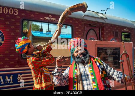 Jaipur musica popolare e danze wellcome a treno di lusso Maharajas espresso treno a Jaipur Junction stazione ferroviaria Rajasthan India. Foto Stock