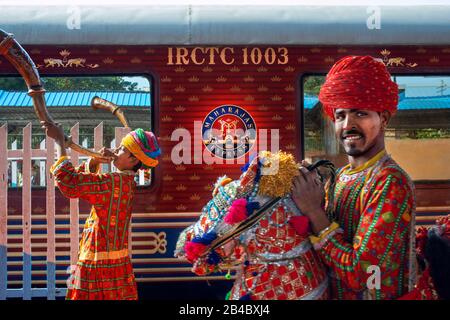 Jaipur musica popolare e danze wellcome a treno di lusso Maharajas espresso treno a Jaipur Junction stazione ferroviaria Rajasthan India. Foto Stock