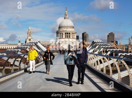 Londra turisti che attraversano il Millennium Bridge di fronte alla Cattedrale di St Pauls in una giornata di sole a marzo, centro di Londra, Londra Inghilterra Regno Unito Foto Stock