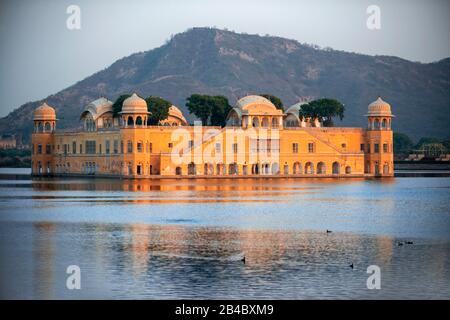 JAL Mahal Water Palace sul lago Man Sagar in serata al crepuscolo. Jaipur, Rajasthan, India. Questa è una delle escursioni del treno di lusso Mahara Foto Stock
