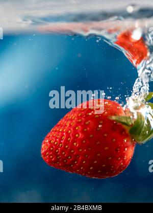 Strawbery è caduto in acqua profonda Foto Stock