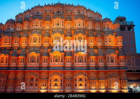 Facciata del Palazzo dei Venti, Hawa Mahal, Jaipur, Rajasthan, India, Asia. Questa è una delle escursioni del treno di lusso Maharaja express. Foto Stock