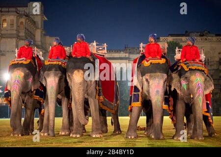 Elephant parata nei giardini del Jaipur City Palace, Rajasthan, India. Il palazzo era la sede del Maharaja di Jaipur, la testa del Ra di Kachwaha Foto Stock