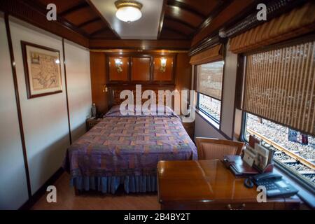 All'interno di una cabina del treno espresso Maharaja in India. Viaggio Di Splendore Indiano. Il tour Dello Splendore indiano ti porterà in un viaggio per vedere di più l'India Foto Stock