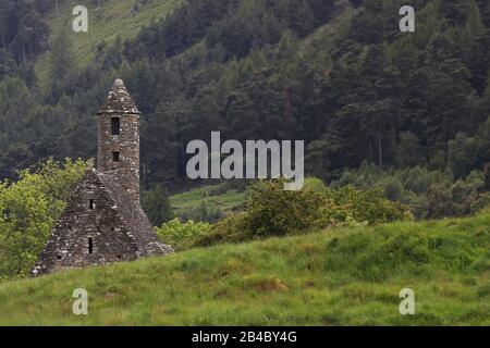 Famosa località turistica in Irlanda: monastero medievale Glendalough Foto Stock