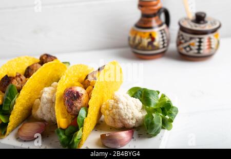 delizioso taco fatto in casa con polpette vegane e verdure. Foto Stock