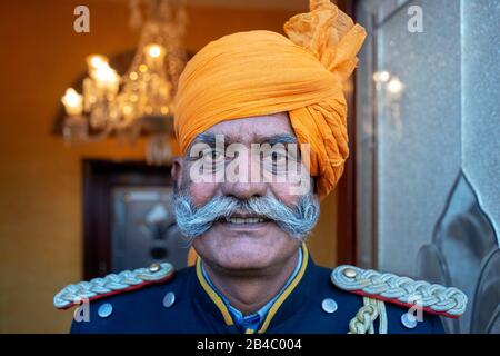 Bellman con turbano a Umaid Bhawan Palace Hotel Jodhpur Rajasthan India. Questa è una delle escursioni del treno di lusso Maharaja express. Foto Stock