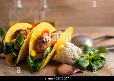 delizioso taco fatto in casa con polpette vegane e verdure. Foto Stock