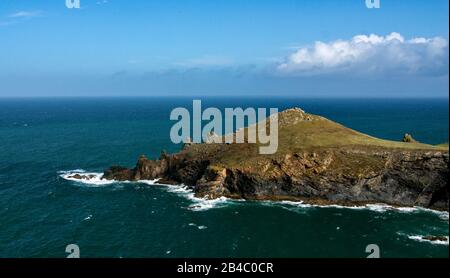 Una vista dal punto di Pentire al Rumps una peninsulare sulla costa nord della Cornovaglia vicino a Padstow. Si trova sulla strada costiera e vale la pena fare una lunga passeggiata. Foto Stock