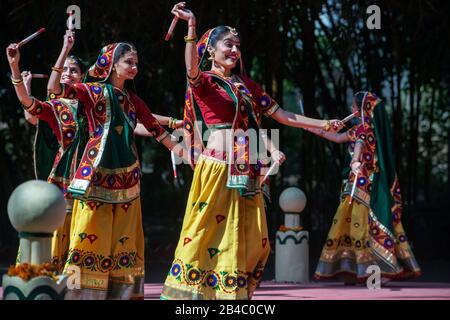 Tradizionale cerimonia di danza Dhamal e musica presso l'hotel Garden Palace Heritage di Balasinor con la famiglia reale Balasinor. Sede del Nawab di Balasin Foto Stock