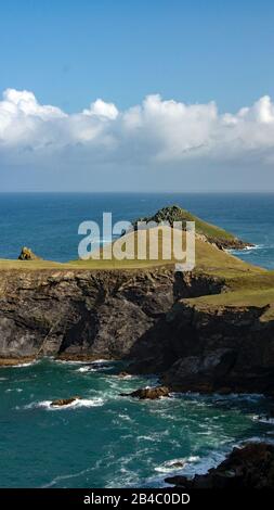 Una vista dal punto di Pentire al Rumps una peninsulare sulla costa nord della Cornovaglia vicino a Padstow. Si trova sulla strada costiera e vale la pena fare una lunga passeggiata. Foto Stock