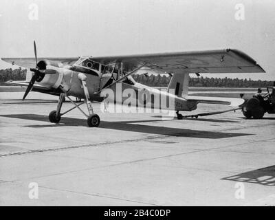 1958. Aeroporto Di Changi, Singapore. Un aereo Pioneer sulla pista che viene trainato da dietro. Foto Stock