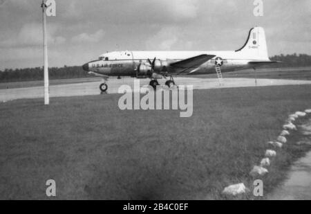 1958. Aeroporto Di Changi, Singapore. Un aereo US Air Force DC4 sulla pista. Foto Stock