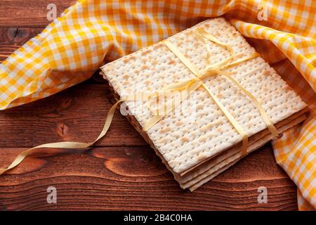 Il mattzo focaccia per le feste ebraiche di alto livello sul tavolo Foto Stock