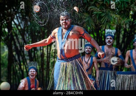 Tradizionale cerimonia di danza Dhamal e musica presso l'hotel Garden Palace Heritage di Balasinor con la famiglia reale Balasinor. Sede del Nawab di Balasin Foto Stock