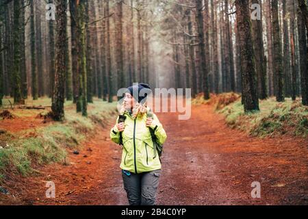 Bella giovane donna nel trekking stile di vita attivo con incredibile foresta intorno a lei - persone in attività di svago all'aperto - bel paesaggio con alberi alti per libertà di viaggio concetto Foto Stock