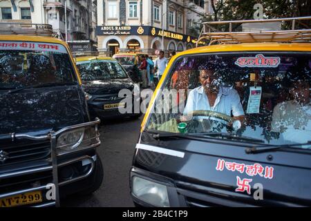 Diverse auto nere in taxi vicino al Taj Hotel sfondo a Colaba a Mumbai in India Foto Stock