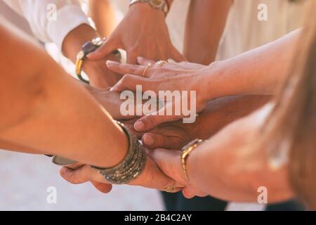 Primo piano con molte donne mani che si tengono e si toccano per il concetto di amicizia - cooperazione e aiuto per le femmine caucasiche - amici per sempre e squadra al lavoro - amore stile di vita Foto Stock