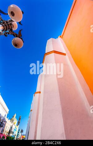 Facciata Arancione Santa Clara De Asis Chiesa Storica Puebla Messico. Clara de Asis era seguace femminile di San Francesco d'Assisi. Costruito da 1600 a 1700s Foto Stock